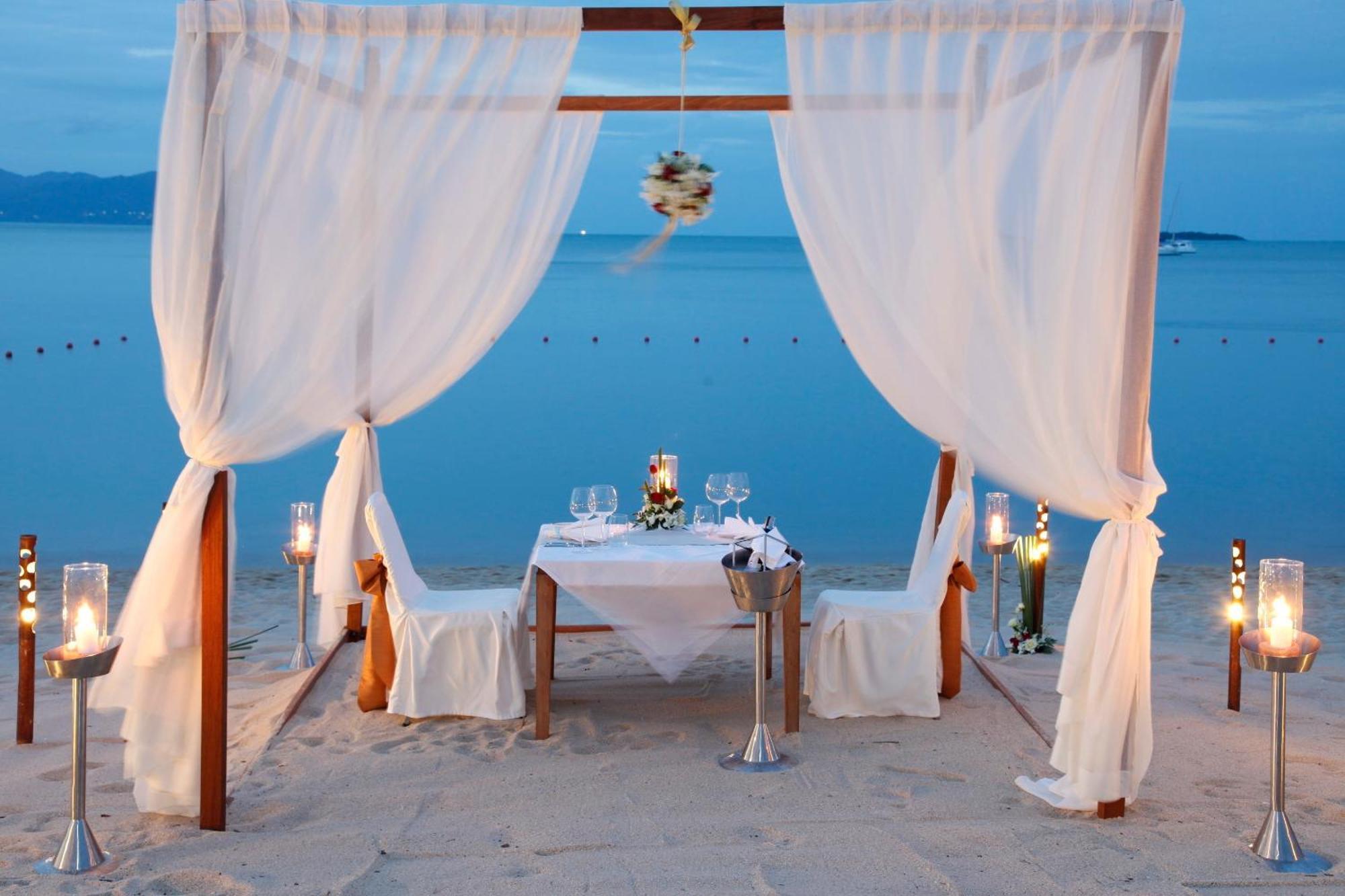 Hansar Samui Resort & Spa - Sha Extra Plus Bophut Exterior foto A beachside dinner at the resort
