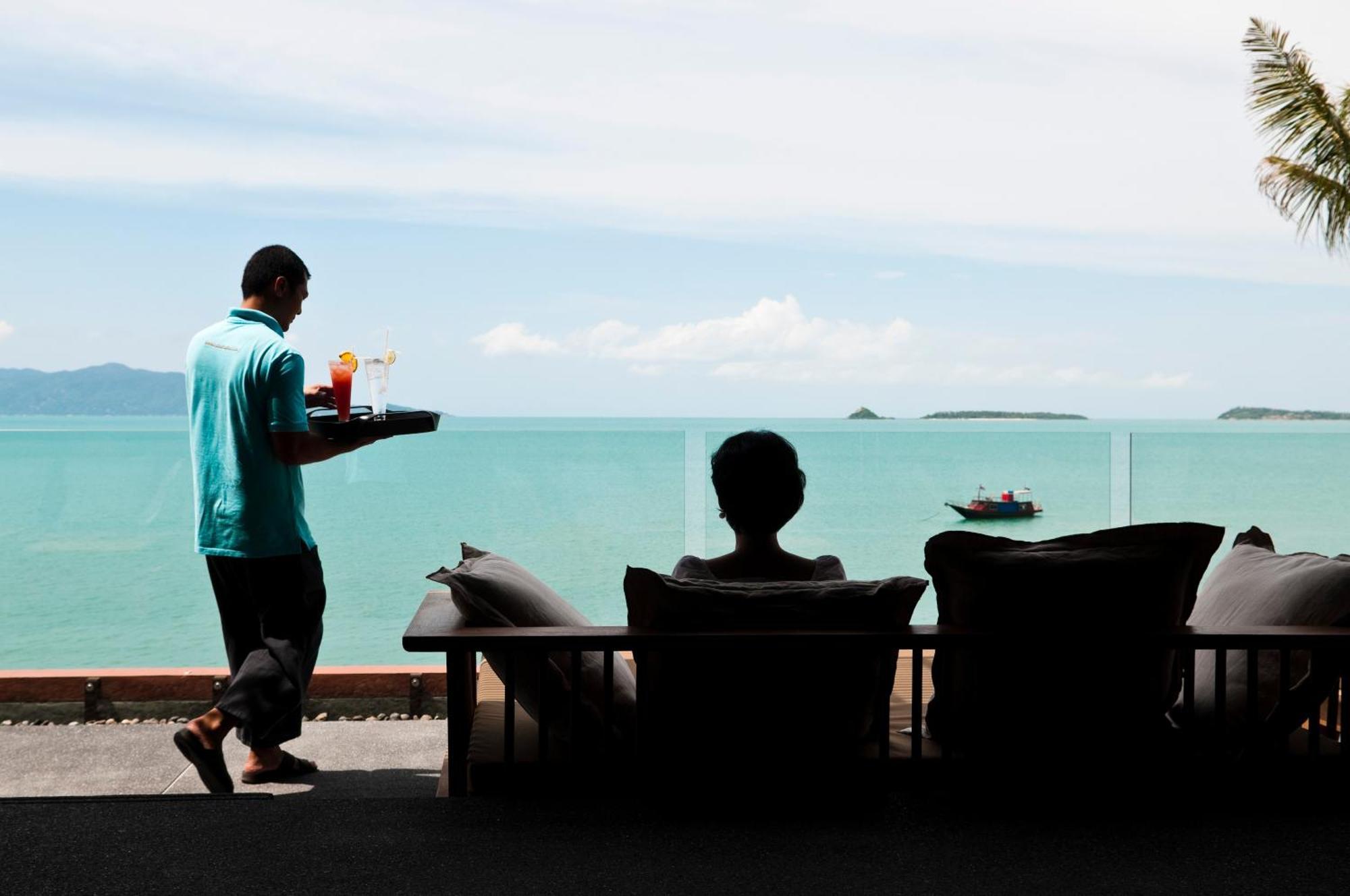 Hansar Samui Resort & Spa - Sha Extra Plus Bophut Exterior foto A waiter serving a guest at a resort